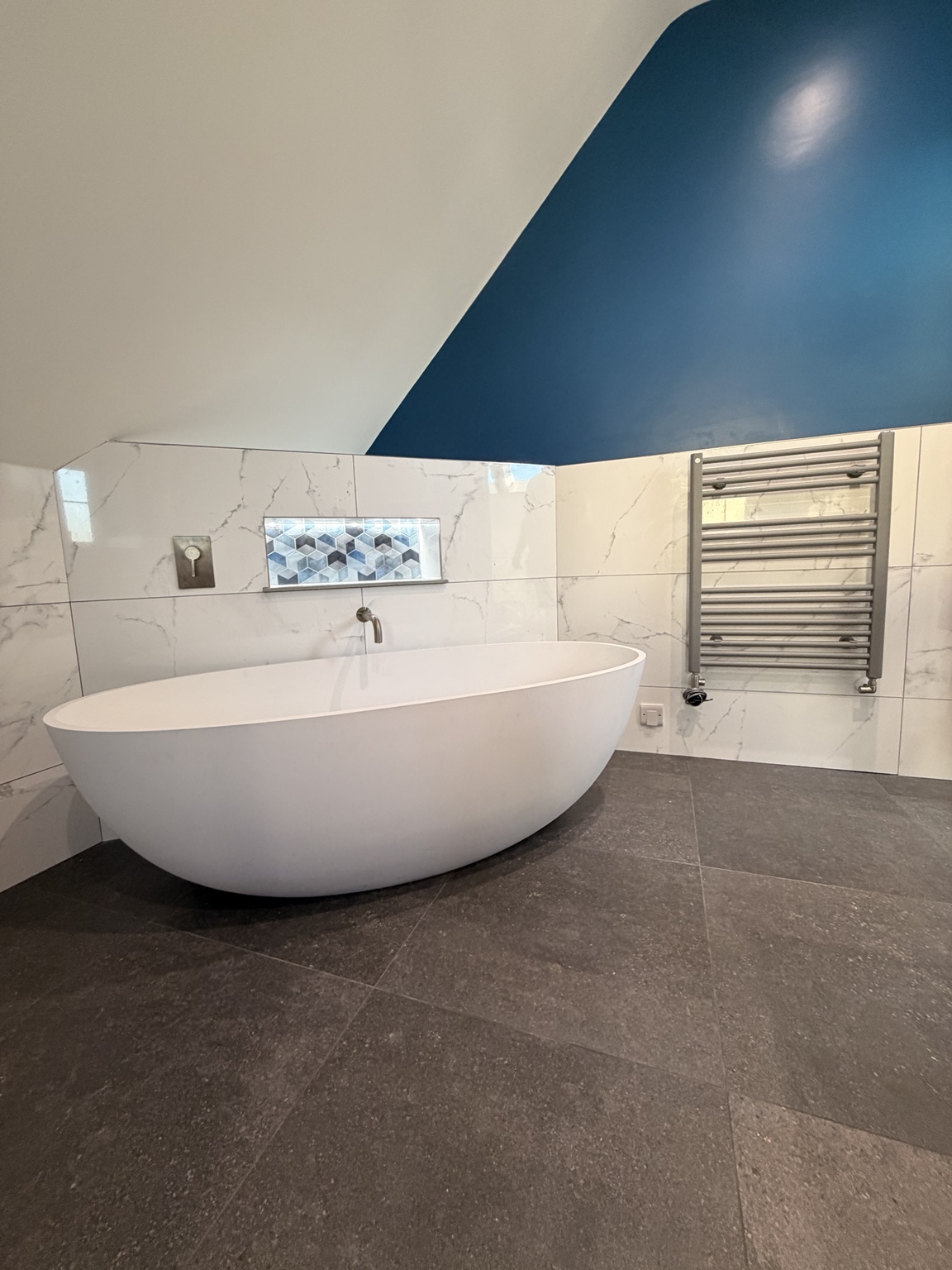Freestanding bath detail