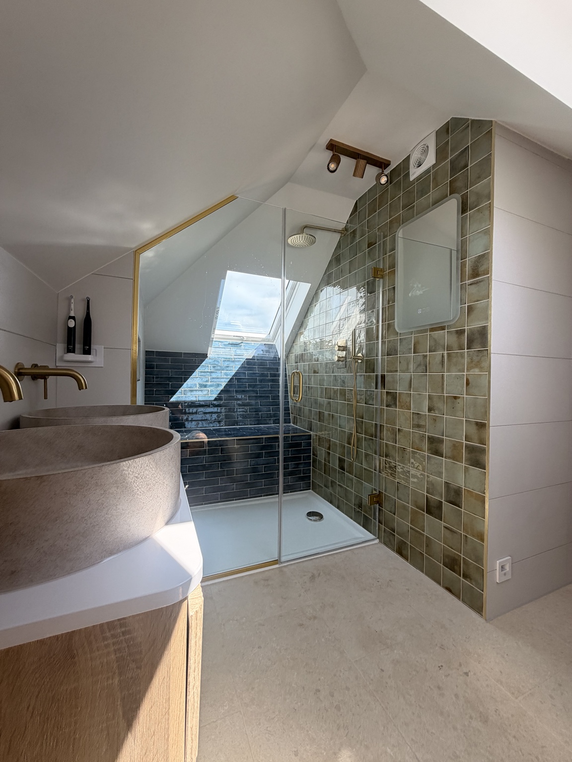 Brass shower detailing and feature tiling