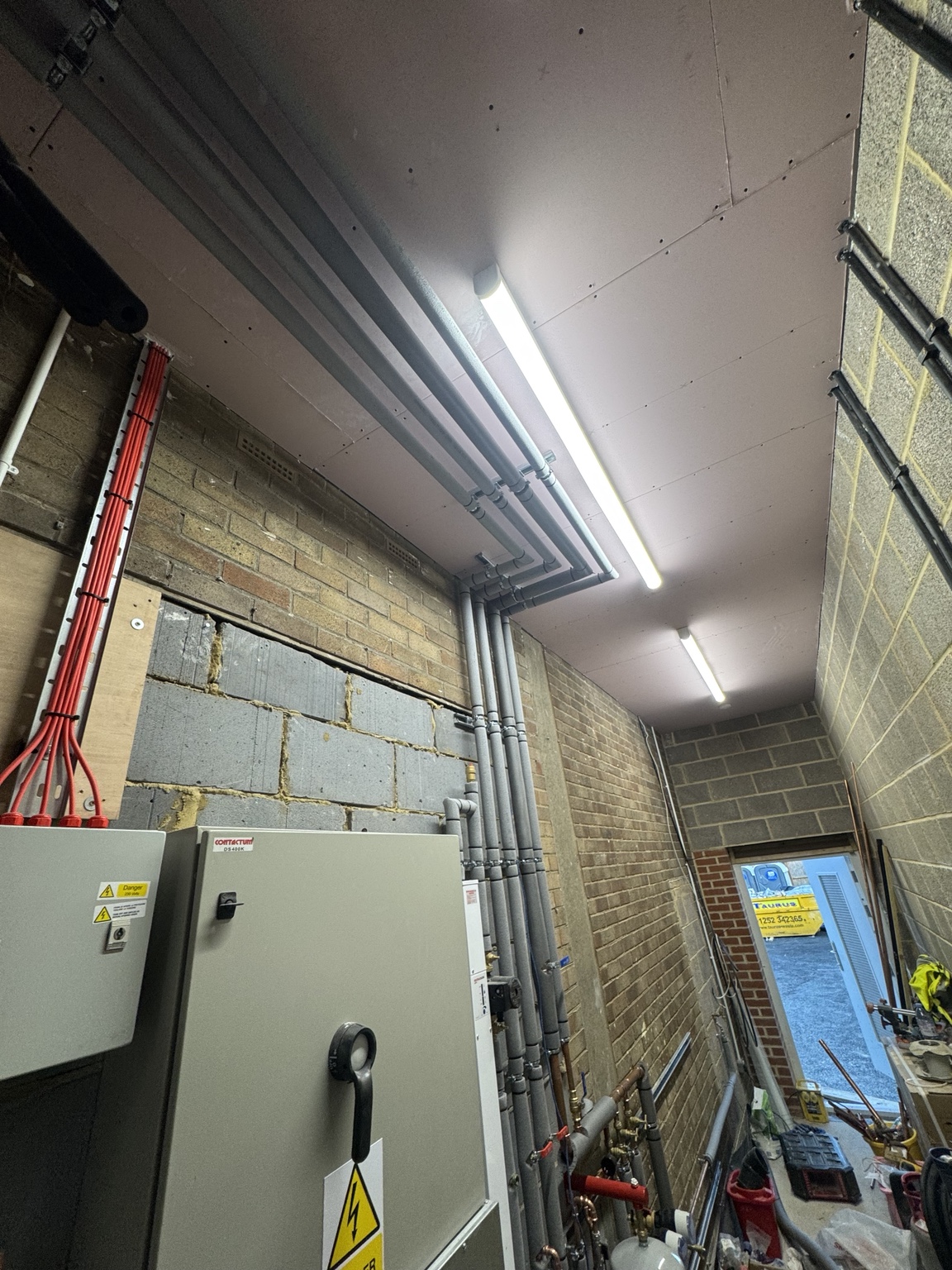 Multi-floor distribution pipework